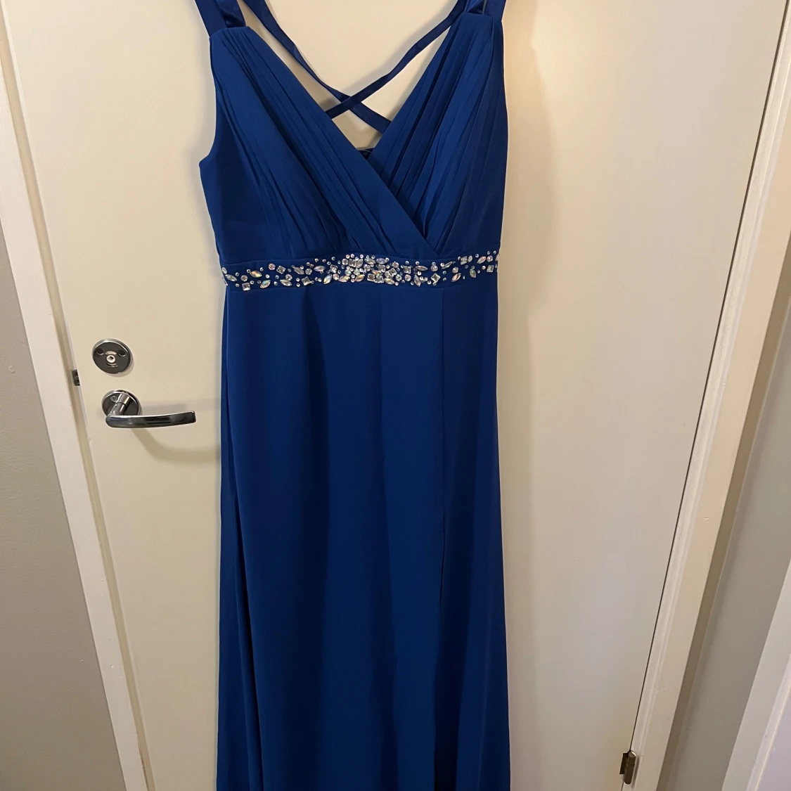 Blå långklänning med pärldetaljer