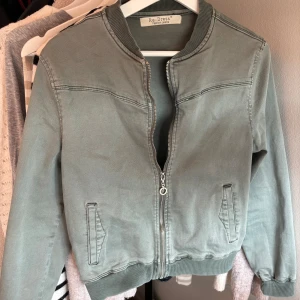Vårjacka  - Supersöt vårjacka från re-dress fashion jeans i storlek xs❤️