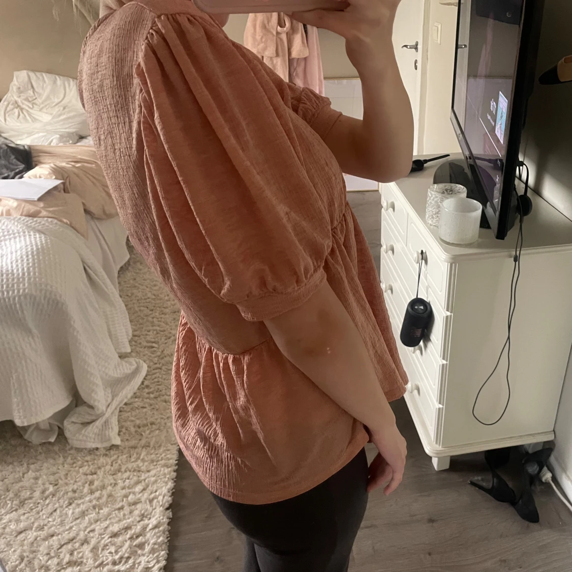 Persikofärgad blus med puffärm - 1