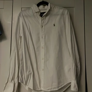 Vit skjorta från Ralph Lauren - Klassisk vit skjorta från Ralph Lauren i slim fit-modell. Lite liten i storleken den är M men skulle passa de som har S