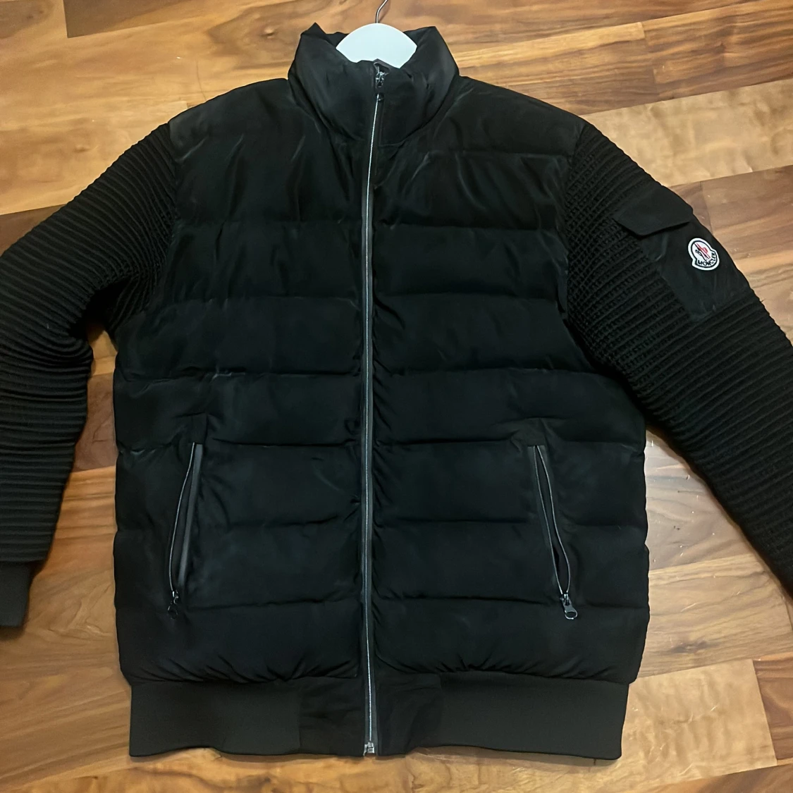 Svart pufferjacka från Moncler