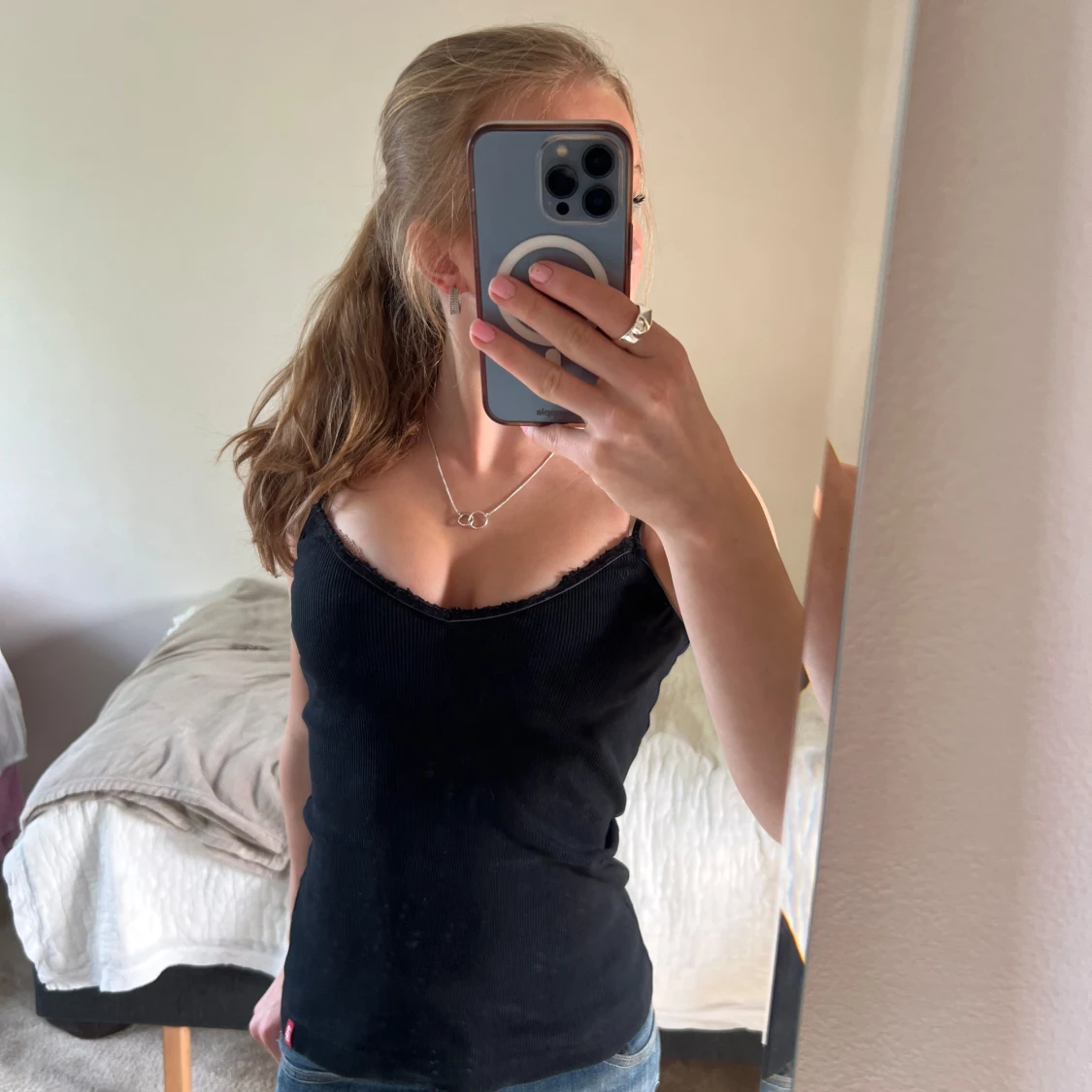 Svart ribbad linnetopp från Odd Molly