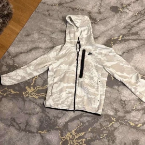 Vit och beige Nike tech - En unik Nike tech som passar till allt oanvänd äkta pris kan sänkas lite vid snabb affär 