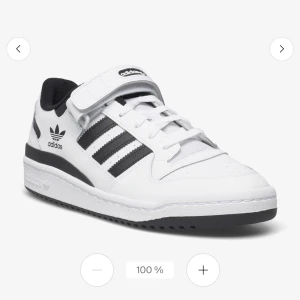 Adidas Forum Low svart/vita - Säljer ett par Adidas Forum Low sneakers i vitt med svarta detaljer. Skorna har snörning och kardborreband, knappt använda då de var för små för mig tyvärr, kan gå ner i pris :)
