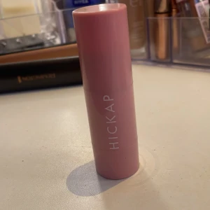 Hickap Shimmering Coral Blush and Lips - Krämig blush och läppfärg i stickformat från Hickap i nyansen Shimmering Coral. Kommer i en rosa hylsa och ger en fräsch, korallfärgad ton med lätt skimmer. Använd ett par gånger 