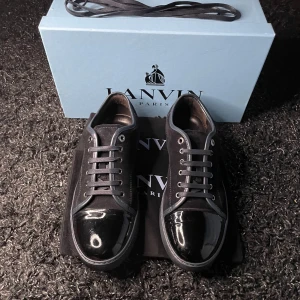 Lanvin Skor - Säljer nu ett par sjuka snygga Lanvin! Skicket är väldigt fint. Priset är inte hugget i sten vid snabb affär☺️ Box, dustbags och extra snören medföljer. Hör gärna av er om ni har fler frågor!