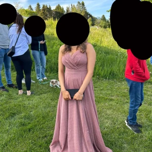 Rosa glittrig balklänning - Använd en bal kväll stl L men skulle säga att den är som M