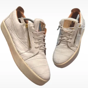 Giuseppe Zanotti skor - Säljer dessa feta giuseppe skor i storlek 44. Dem är i använt skick men fortfarande riktigt snygga och fräscha. Hör av dig vid minsta fundering!!!🙌