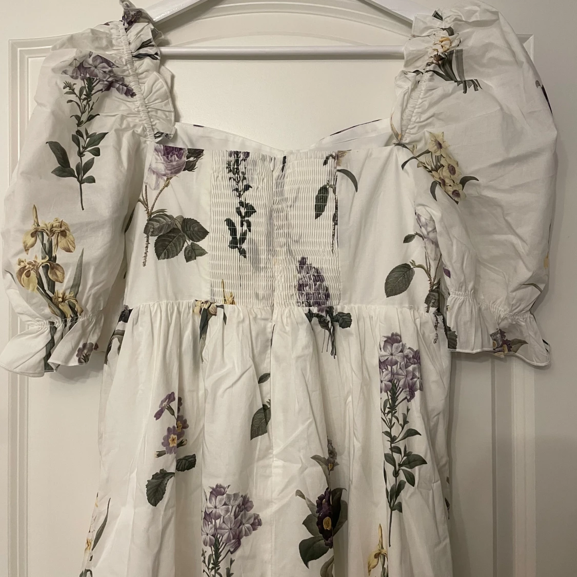 Vit blommig långklänning med puffärmar - 3