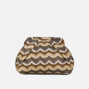 Mönstrad kuvertväska i bruna toner - Säljer en skitsnygg!!!! Väska från Bäcksöndeegaard. Använd 3-5 gånger, super fint skick!!👊🏼❤️‍🔥🥰 