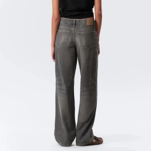 Gråa lågmidjade flare/bootcut jeans från weekday - Midjemåttet är ca 37 cm. 