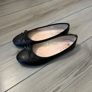 Ballerina skor - Skitsnygga ballerina skor i jätte bra skick. Köptes på vinted med var tyvärr för stora💕