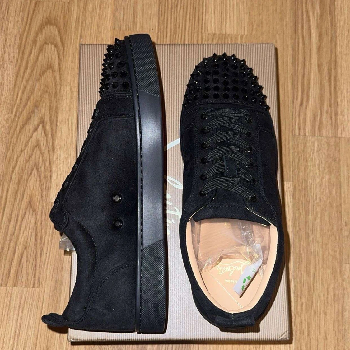 Svarta sneakers med nitar