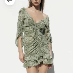 SÖKER - SÖKER Grön mönstrad kortklänning med volang angingen xs eller s