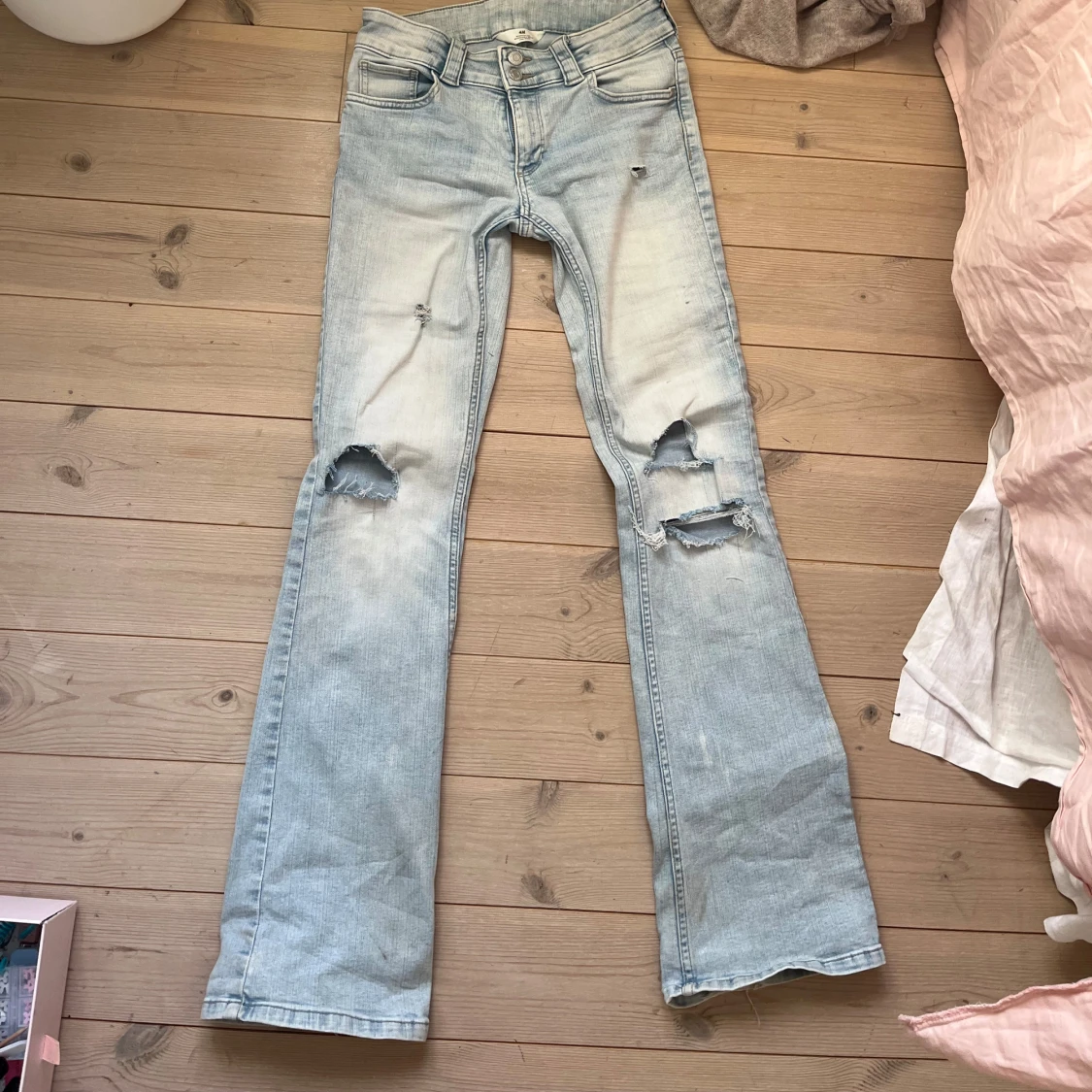 Ljusblå low waist slitna bootcut jeans