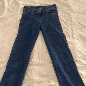 Mörkblå jeans - Mörkblå jeans köpte från Nelly.com, storlek S/36✨🧸