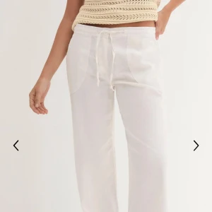 Vita linnebyxor - Säljer nu dessa vita lågmidjade linnebyxorna. Endast använda 2 gånger då dom dessvärre sitter för stort på mig. Storleken är 34 men skulle säga att den mer är som 36-38❤️❤️ hör av er vid mer frågor osv 