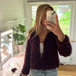 Vinröd pälsjacka med dragkedja - Säljer en vinröd pälsjacka jätte söt🥰
