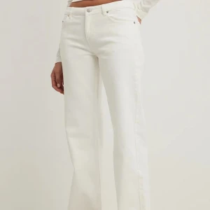 Vita jeans från na-kd - Söker dessa jeans från na-kd i storlek 34 eller 36 