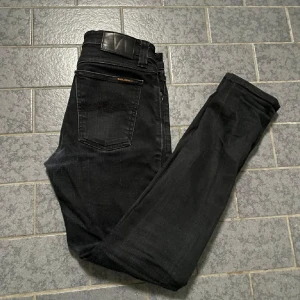 Nudie jeans  - Nudie jeans - Väldigt slim - Strl: 28/30 - Mycket bra skick - Nypris: Ca 1699kr - Mitt pris: 399kr - hör av dig vid funderingar 💫