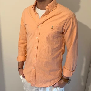 Ralph Lauren Skjorta - Aprikos Ralph Lauren skjorta i ett mycket fint skick! // Storlek: Medium, jag på bild är 177cm // Hör av er vid frågor! 🙌🏼