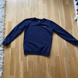 Lyle & Scott tröja  - En mörk blå tjock tröja från märket lyle & Scott. Snygg och stilren passar perfekt för vardagen. Inga fläckar och skicket är gott men man ser att den är använd. Hör av dig vid minsta fråga! Guds frid 
