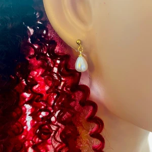 By prisförslag- 1 par örhängen pärla  - Välj ett par för 129:- eller 1 st örhänge för 79:-