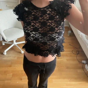 Svart spetsblus från peties - Säljer en svart spets topp ifrån peties i storlek 38, skriv för fler frågor 💕 