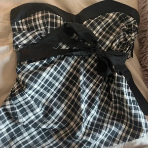 Rutig tub topp med detaljer - Sååå söt rutig topp köpt på Vinted men har valt att sälja vidare❤️🥹