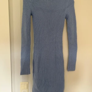 Blå stickad klänning - En fin blå långärmad stickad klänning från New Yorker