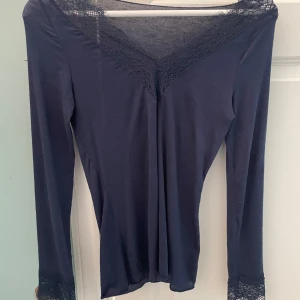 Intimissimi tröja - Säljer min mörk blåa Intimissimi med spets i storlek S.då den inte kommer till användning längre. Använd ett få talgånger