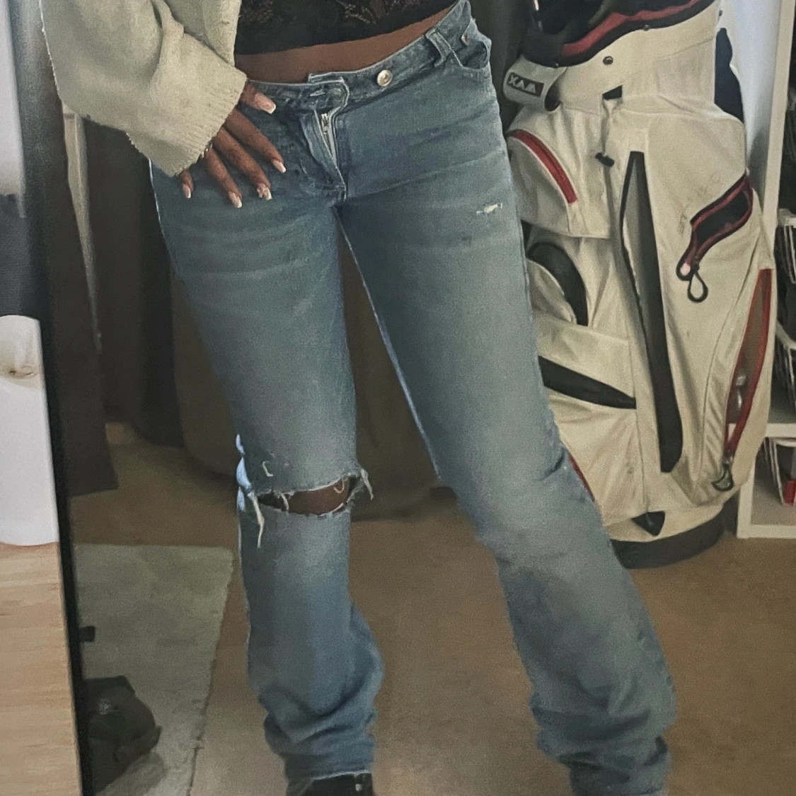 Blåa jeans med hål på knät och lår  - 1