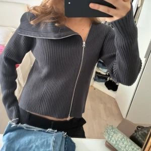 Såå fin asymmetrisk kofta  - Superfin från Weekday! Storlek L men passar mig som vanligtvis har S, beror på hur man vill att den ska sitta! Endast använd en gång så i toppenskick! Färgen är blå/grå 💕💕💕