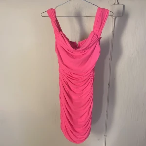 Off shoulder klänning  - Säljer denna fina klänning då den är för kort för mig. Jag är 178 cm så passar dem som är lite kortare än de🩷Den är köpt via second hand men inga defekter. Perfekt till nu i sommar. Hör gärna av er vid frågor eller fler bilder. 