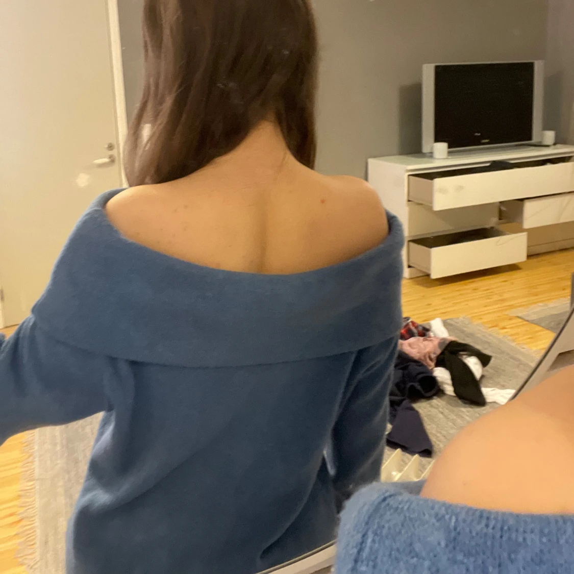 Blå offshoulder stickad tröja - 1