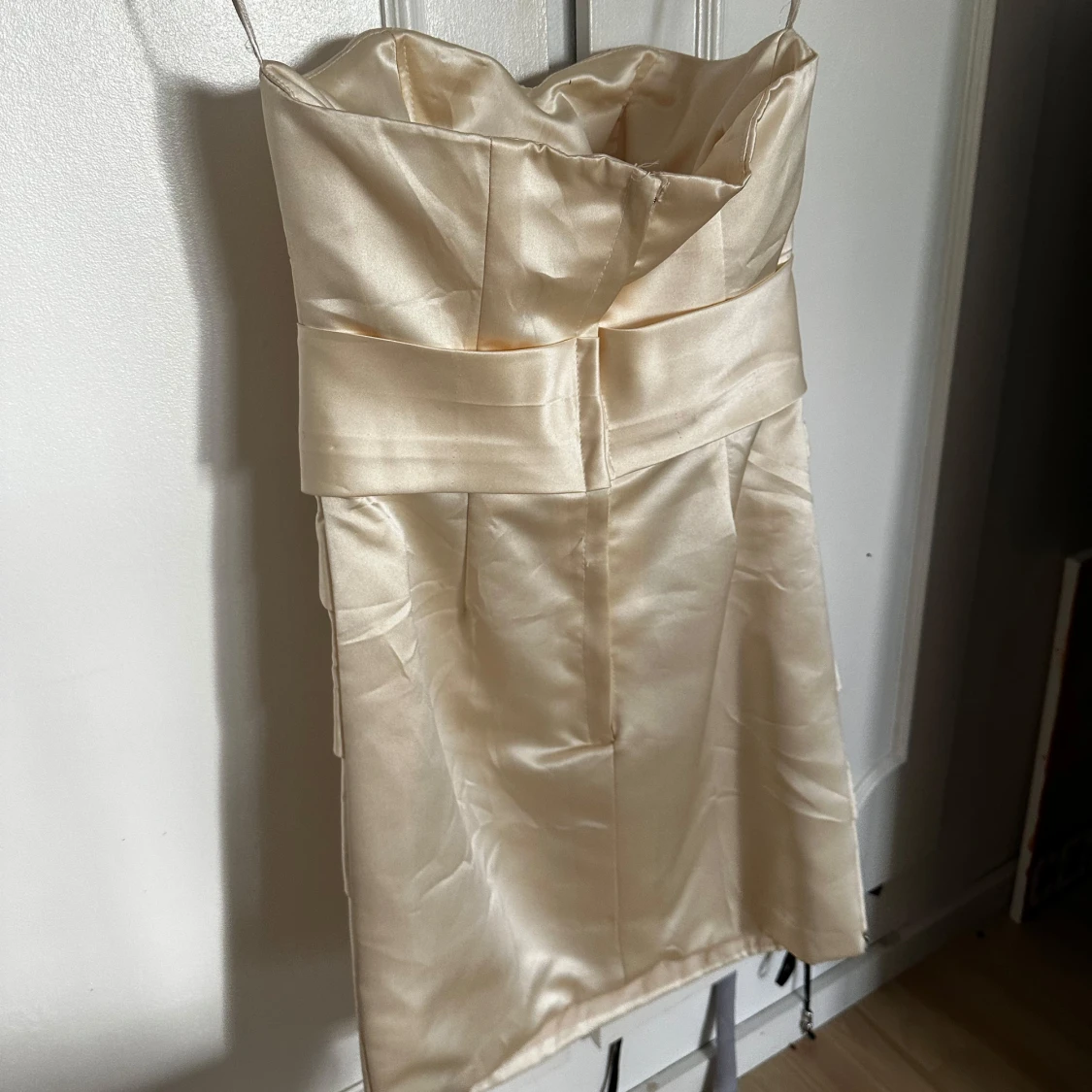 Beige kort klänning med rosett och pärldetaljer - 4