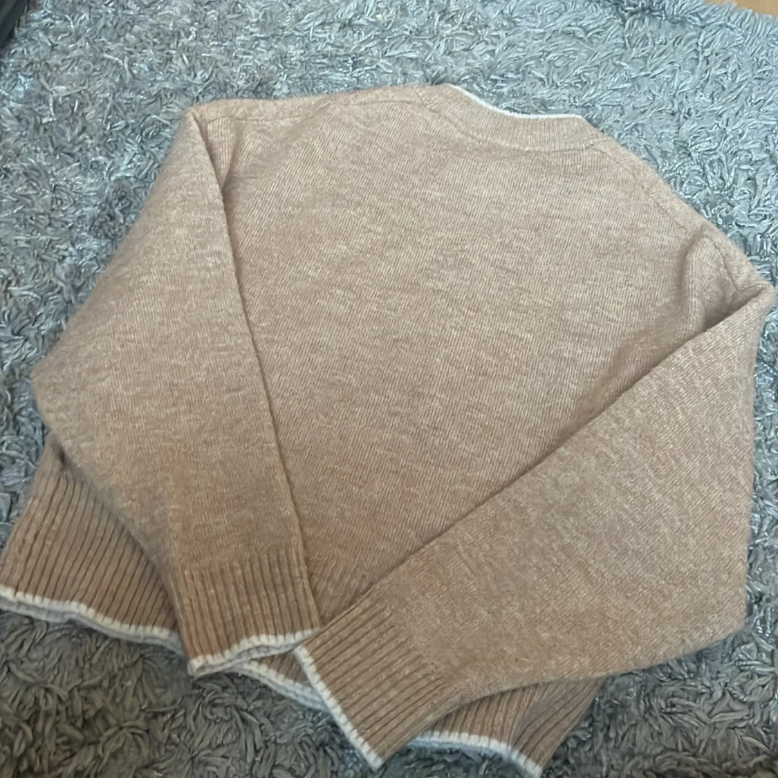 Beige stickad tröja med vita detaljer - 1