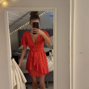 Röd klänning  - Storlek 34 pris 75:- vid frågor kontakta mig 🫶🏽