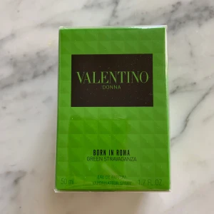 Valentino Born In Roma Green Stravaganza parfym 50ml - Parfym från Valentino Donna, Born In Roma Green Stravaganza. Flaskan innehåller 50 ml Eau de Parfum och är helt oöppnad med plasten kvar. Perfekt för dig som gillar exklusiva dofter och trendiga märken. Nypris 1450kr. https://www.kicks.se/valentino/parfym/dam/parfym/eau-de-parfum/valentino-born-in-roma-green-stravaganza-donna-edp-50-ml#variant-name