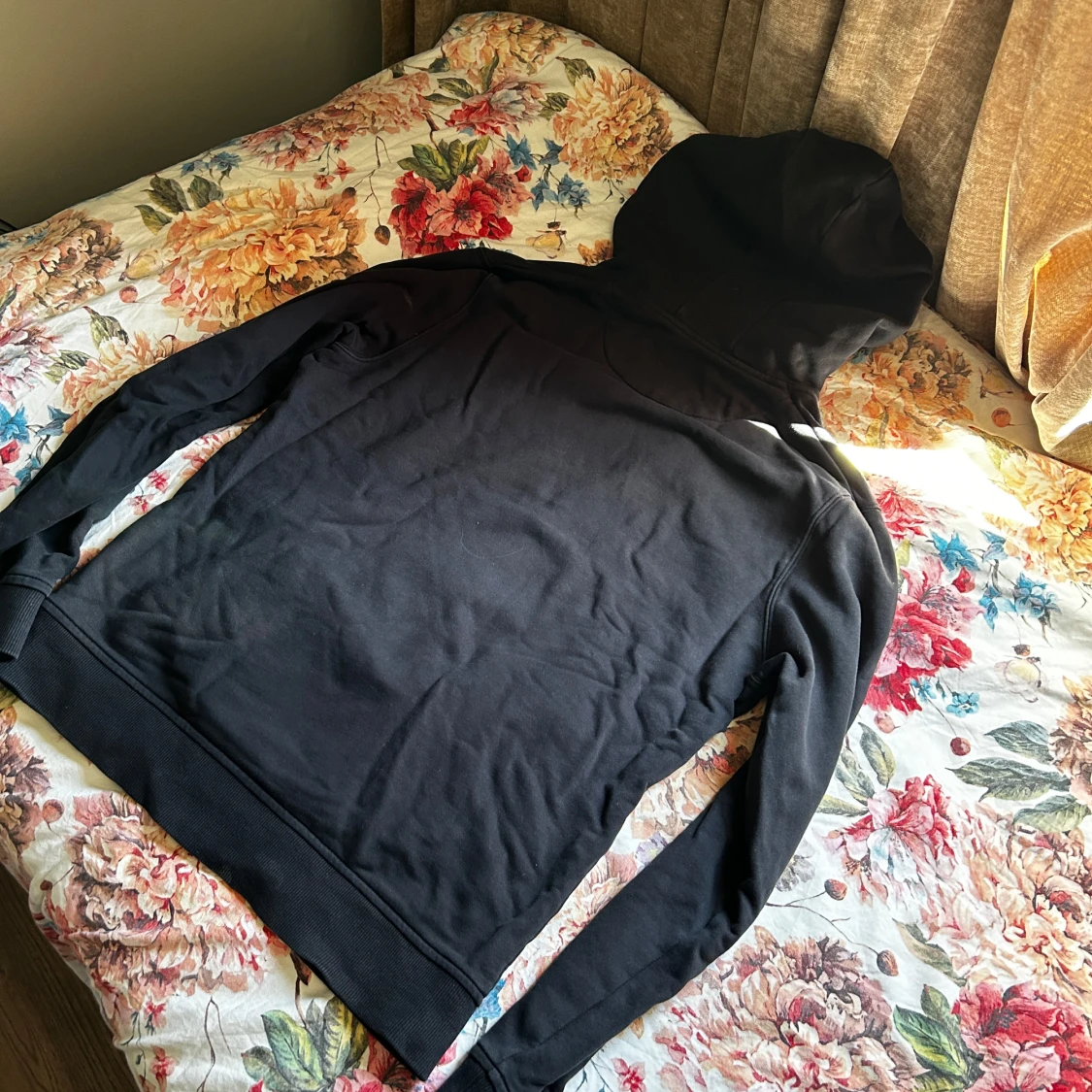 Svart hoodie från Lyle & Scott - 2