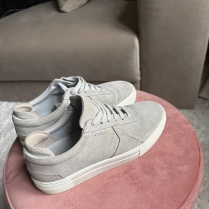 Axel arigato sneakers - Säljer dessa ljusgråa Axel Arigato sneakers i storlek 39. Säljer för 700kr+ frakt 