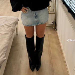 Svarta folded boots från LUC DAM - Säljer ett par svarta folded boots från LUC DAM i modellen 8623A. Boots med hög skaft, spetsig tå och dekorativt vikt skaft upptill. Så himlans fina och passar det festliga tillfällen! Slutsålda i butik💓