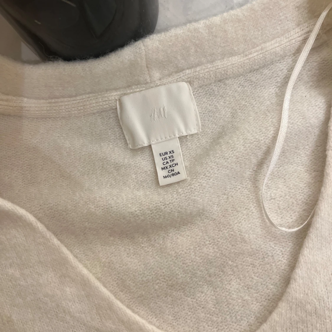 Vit stickad tröja med v-ringning från H&M  - 4