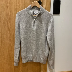 Merino/Cashmere half-zip - Merino/Kasmir tröja i storlek M från S&T studios. Mycket bra skick, knappt använd, nypris 1395 kr, priset är förhandlingsbart