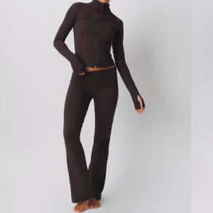 Bruna mjukisbyxor med bootcut - Mörkbruna mjukisbyxor med bootcut-modell och hög midja. Byxorna är i mjukt material och har en bekväm passform som passar perfekt till vardags eller när du vill chilla hemma.  byxan st S