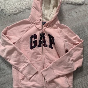 gap hoodie - söt hoodie från gap med teddy material på insidan 💗 jättemysig, sitter som s/m 💗