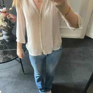 vit prickig blus - jättefin blus som man kan ha till allt möjligt😍