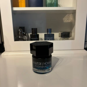 Yves Saint Laurent L'Homme Eau Électrique  - La Nuit de L'Homme Eau Électrique är en herrparfym från Yves Saint Laurent. Flaskan är rund med svart glas och har en stor, sexkantig svart kork. Doften är modern och intensiv, perfekt för dig som gillar eleganta och fräscha parfymer.