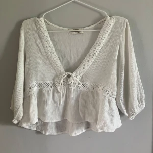 Vit sommar blus 🌸  - Superfin vit blus från pull and bear med v-ringning, spetsdetaljer och knyt framtill. Blusen har trekvartsärm och volang nedtill. Lätt och luftig i materialet. Pris går att diskutera ☺️Betalning sker via Swish 