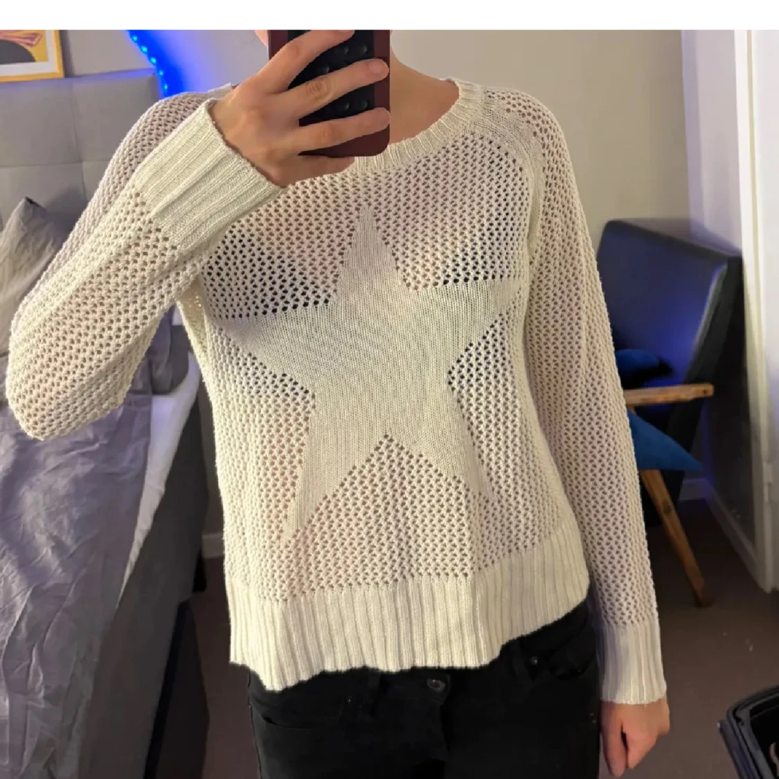 Vit stickad tröja med stjärnmönster